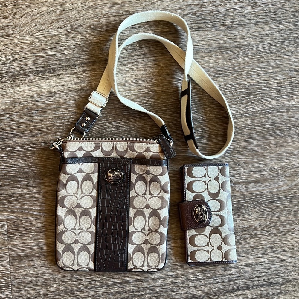 Coach Signature asking Pack Crossbody with matching wallet. Authentic.